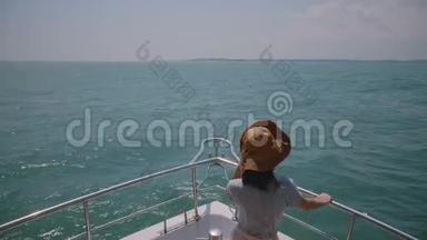 快乐的年轻旅游妇女戴着她的帽子在游<strong>轮船</strong>鼻上享受完美的风和日丽的海上航行度假。